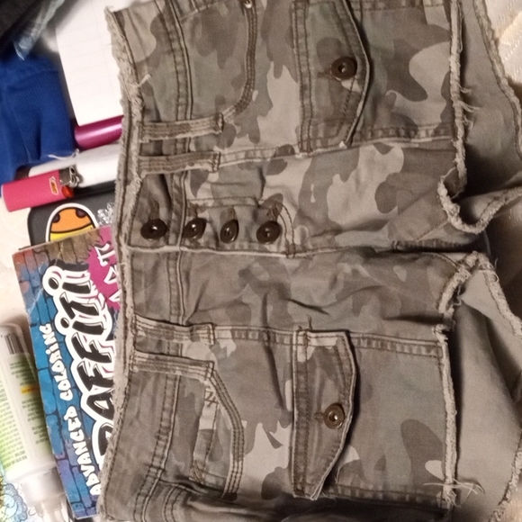 lei Ashley low-rise army camo short shorts - Picture 3 of 6